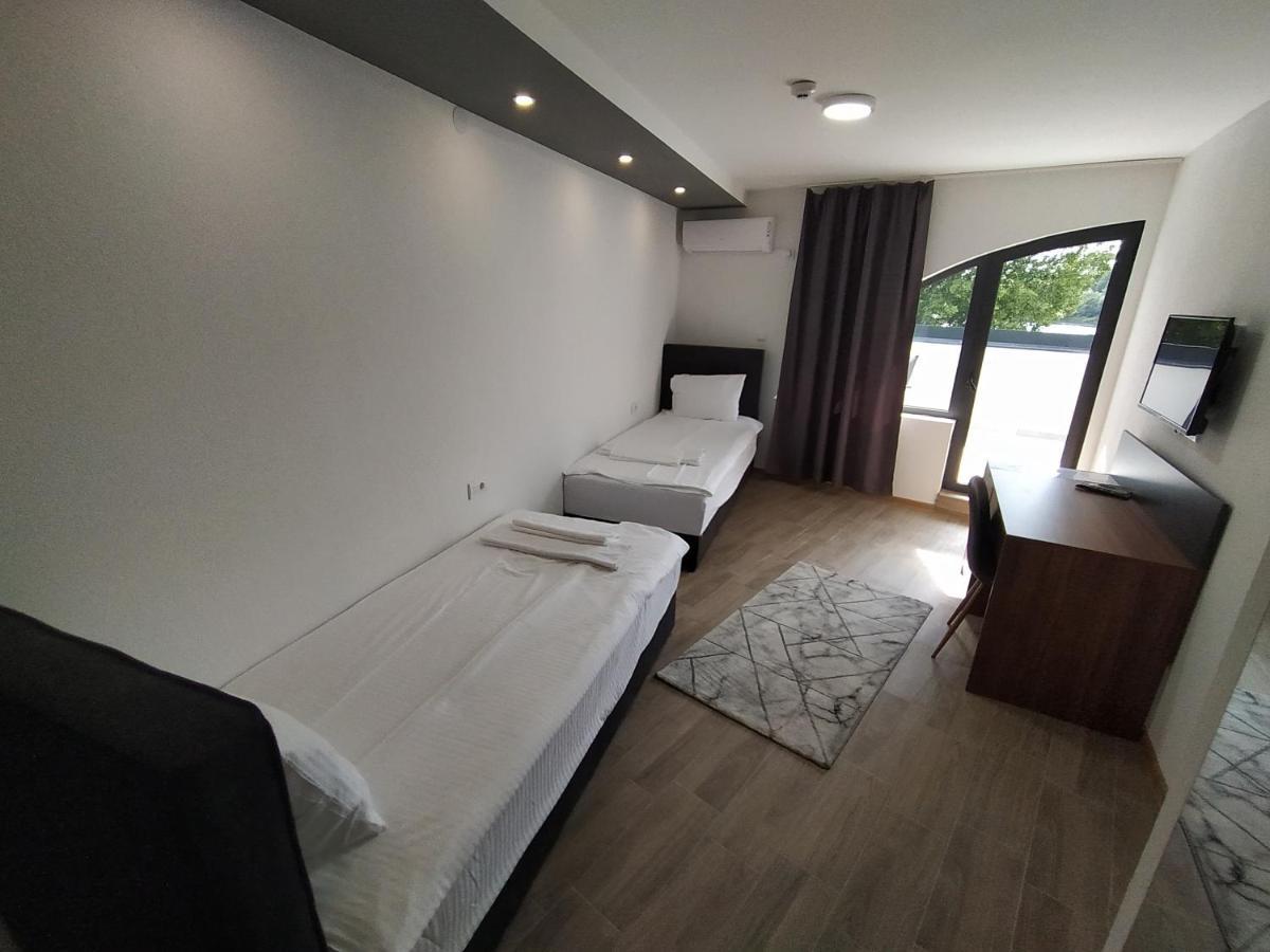 Prenociste Srebrno Jezero Hotel เวลิโก กราดิชเต ภายนอก รูปภาพ