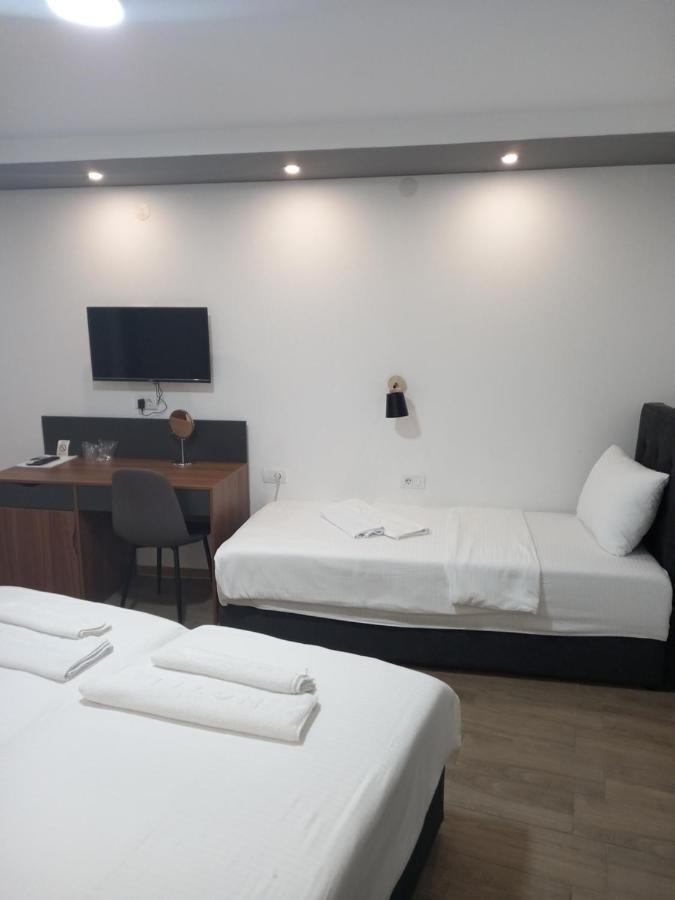 Prenociste Srebrno Jezero Hotel เวลิโก กราดิชเต ภายนอก รูปภาพ